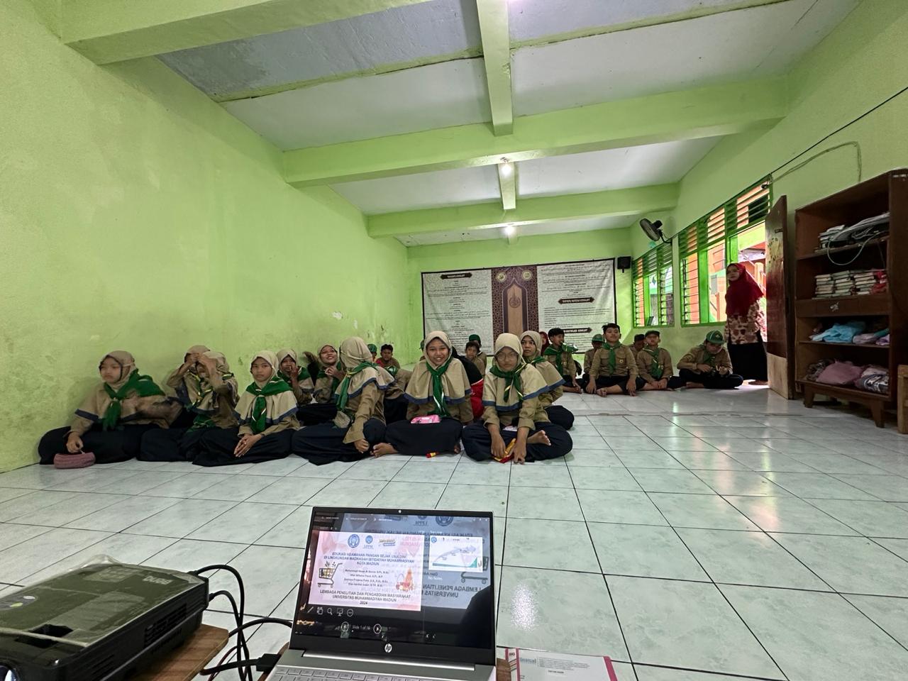 Prodi Biokewirausahaan UMMAD (UMJT)  Laksanakan PkM Edukasi Keamanan Pangan Siswa MIM Kota Madiun