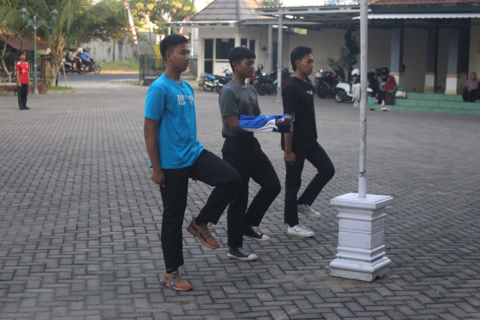 Berlatih di UMMAD, Siswa Petugas Upacara HUT ke 79 RI PDM Kota Madiun Dipandu Anggota Brimob Polda Jatim