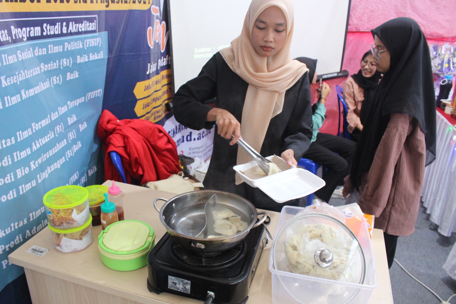 Sudah Ikut Kompetisi Nasional, Punya NIB dan HAKI, produk Kuliner Wonton SIK Tim P2MW UMMAD Mulai Masif Dijual