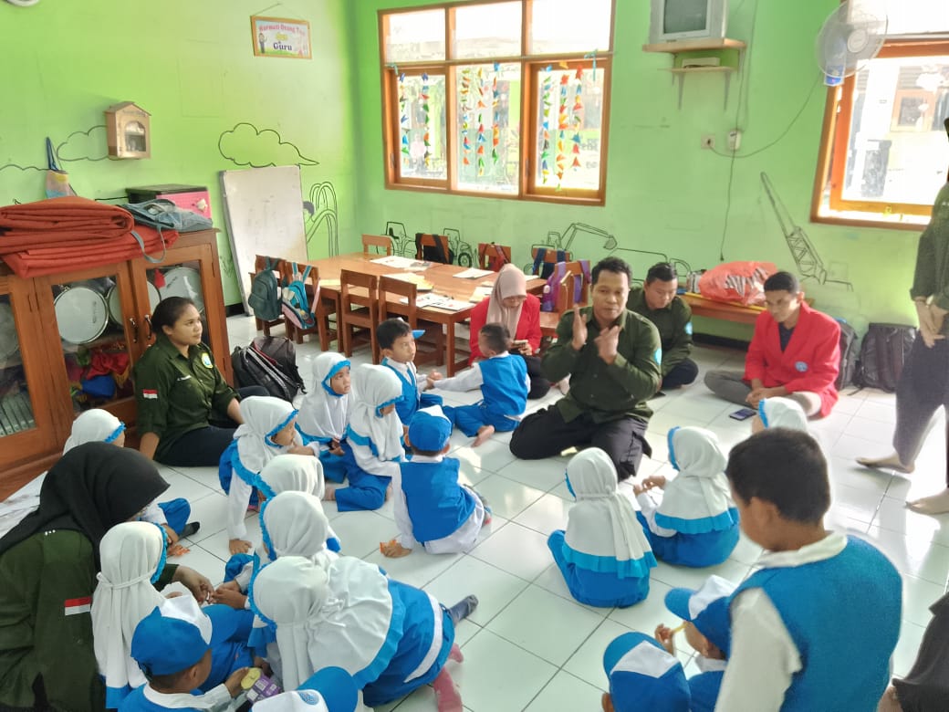 Mahasiswa Prodi Kessos UMMAD (UMJT) Ikuti Praktek Mata Kuliah Psikologi Kesehatan Mental di TK Among Putra, Madiun