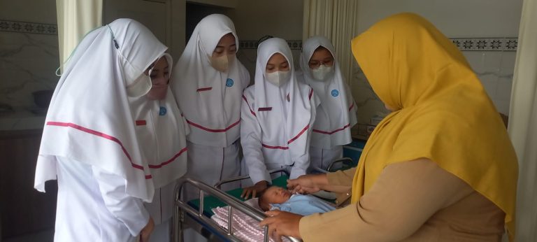 Mahasiswa Kebidanan UMMAD (UMJT) Ikuti Bimbingan pemeriksaan Bayi. Lakukan 24 Langkah pemeriksaan