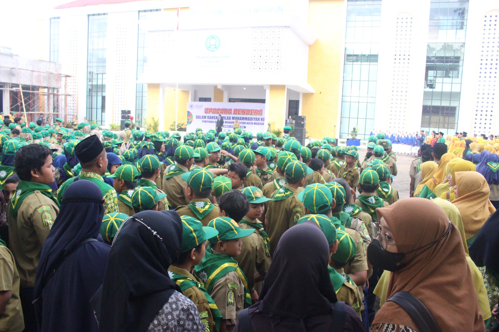 800 Anggota Persyarikatan Muhammadiyah Kota Madiun Ikuti Upacara Bendera Milad ke-113 Muhammadiyah