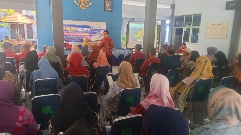 Dukung Program Zero Wasted, KKN UMMAD di Nambangan Lor Inisiasi Pembuatan Bank Sampah