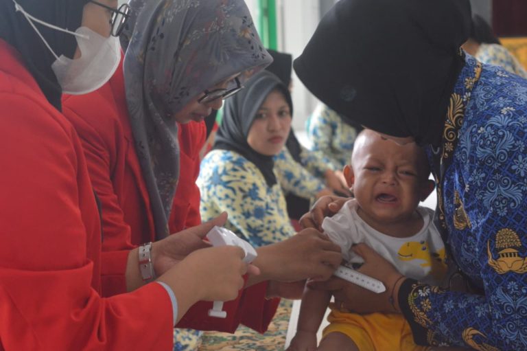 Mahasiswa KKN UMMAD Ikuti Pelaksanaan Posyandu di Nambangan Lor